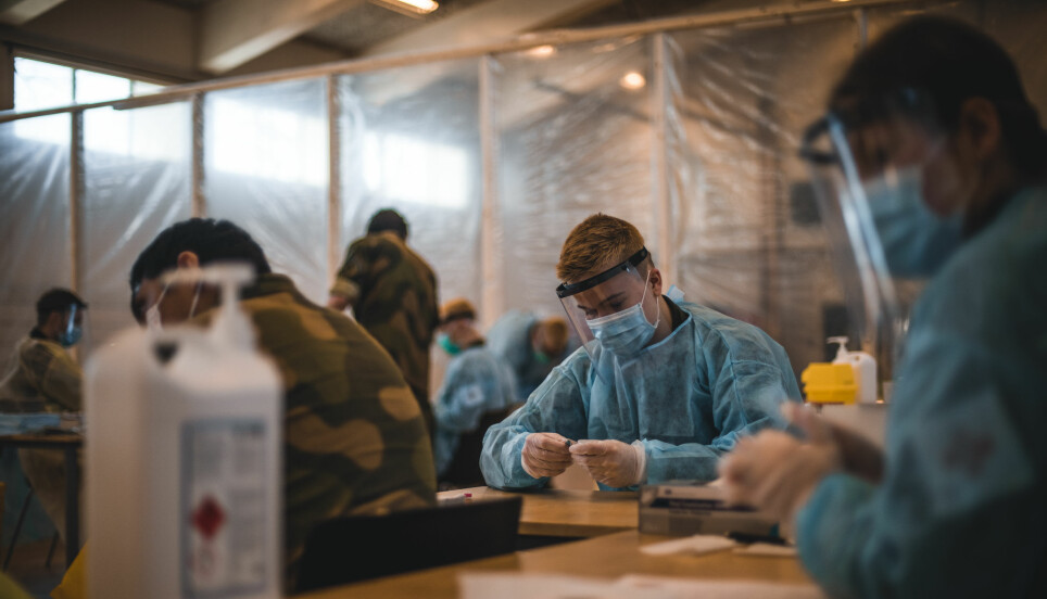 Personell fra Forsvarets sanitet forbereder tester for koronavirus.