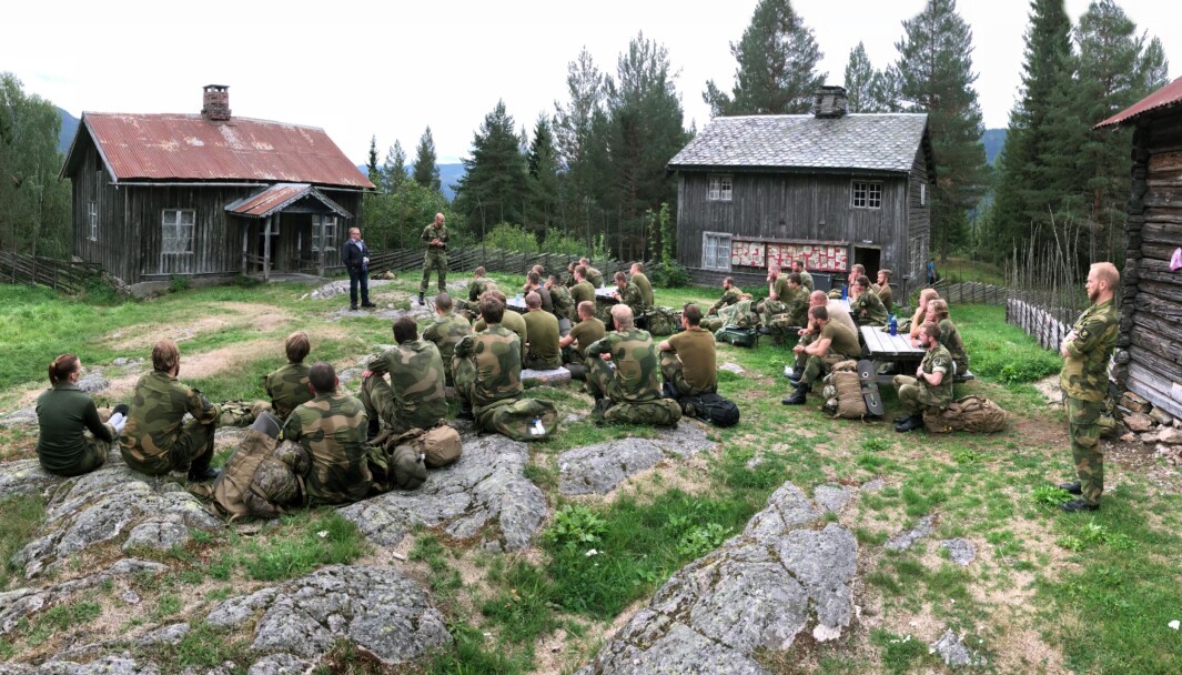 Kristian Bergsund og major Ola Kjørstad med kadetter fra krigsskolen på stedet. Kristian Bergsund og major Ola Kjørstad med kadetter fra krigsskolen på stedet.