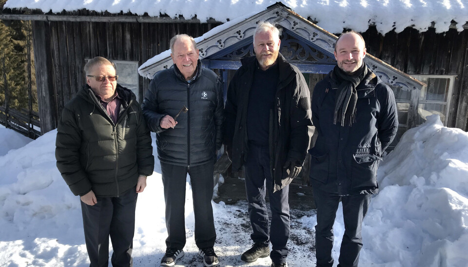 Erling Lorentzen tok allerede under Sønstebyfondets befaringen et godt tak i nøkkelen til gården i Bagn. Fra venstre Kristian Bergsund, Lorentzen, tidligere forsvarssjef Harald Sunde og daglig leder i Sønstebyfondet Andreas Holmen