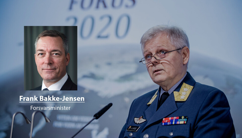Digitale trusler kan ikke møtes med analoge svar, skriver forsvarsminister Frank Bakke-Jensen. Her ser vi sjef for Etterretningstjenesten Morten Haga Lunde