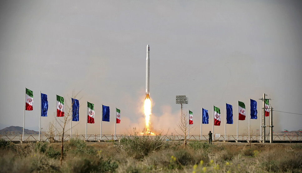 En iransk rakett med en satellitt blir skutt opp fra ukjent sted i Iran. Bildet er publisert av Sepahnews.