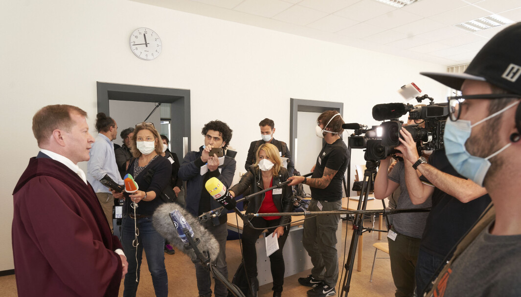Aktor i saken mot de to syriske mennene som står tiltalt for forbrytelser mot menneskeheten i hjemlandet, Jasper Klinge, snakket torsdag med journalister da rettssakens første dag var over i Koblenz i Tyskland. Aktor i saken mot de to syriske mennene som står tiltalt for forbrytelser mot menneskeheten i hjemlandet, Jasper Klinge, snakket torsdag med journalister da rettssakens første dag var over i Koblenz i Tyskland.