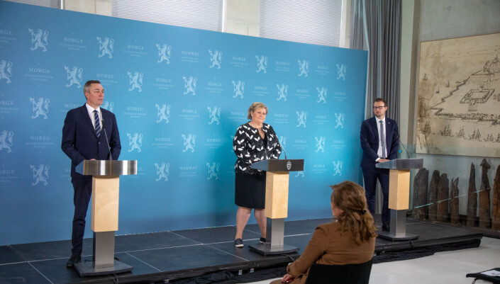 Forsvarsminister Frank Bakke-Jensen (H), statsminister Erna Solberg (H) og barne- og familieminister Kjell Ingolf Ropstad (KrF) la frem regjeringens forslag til ny etterretningstjenestelov. Forsvarsminister Frank Bakke-Jensen (H), statsminister Erna Solberg (H) og barne- og familieminister Kjell Ingolf Ropstad (KrF) la frem regjeringens forslag til ny etterretningstjenestelov.