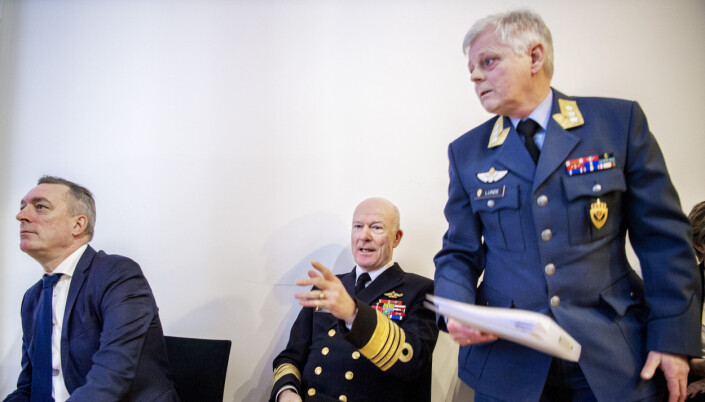 Forsvarssjef Haakon Bruun-Hanssen, sjef for Etterretningstjenesten, generalløytnant Morten Haga Lunde, og forsvarsminister Frank Bakke-Jensen . Forsvarssjef Haakon Bruun-Hanssen, sjef for Etterretningstjenesten, generalløytnant Morten Haga Lunde, og forsvarsminister Frank Bakke-Jensen .