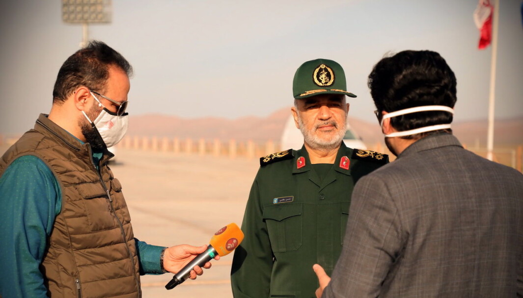 Revolusjonsgardens kommandant Hossein Salami snakker til pressen etter at Iran meldte at landet, for første gang, har skutt ut en militær satellitt som går i bane i verdensrommet. Revolusjonsgardens kommandant Hossein Salami snakker til pressen etter at Iran meldte at landet, for første gang, har skutt ut en militær satellitt som går i bane i verdensrommet.
