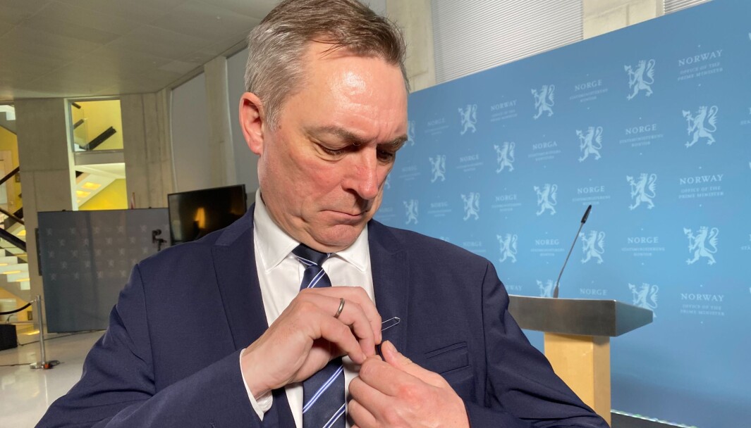 Forsvarsminister Frank Bakke-Jensen under fremleggelsen av forslag til ny lov for Etterretningstjenesten. Bindersen var med. Forsvarsminister Frank Bakke-Jensen under fremleggelsen av forslag til ny lov for Etterretningstjenesten. Bindersen var med.