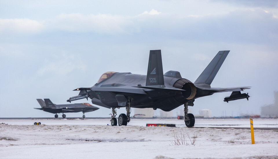 Illustrasjonsfoto av to norske F-35 på oppdrag på Island i mars.