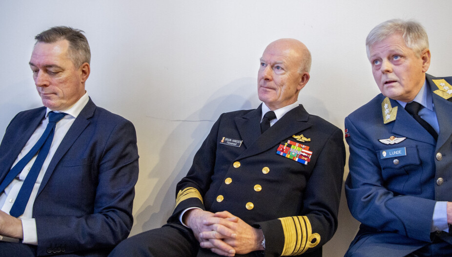 Forsvarsminister Frank Bakke-Jensen (t.v.), forsvarssjef Haakon Bruun-Hanssen, sjef for Etterretningstjenesten, generalløytnant Morten Haga Lunde før fremleggelsen av Etterretningstjenestens åpne vurdering av aktuelle sikkerhetsutfordringer, Fokus 2020 .