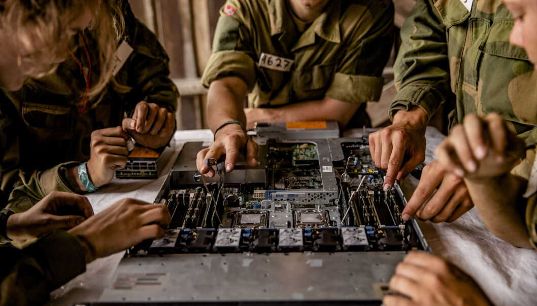 Berit Svendsen som ledet Svendsen-utvalget mener at Forsvaret trenger flere cyber-soldater. Berit Svendsen som ledet Svendsen-utvalget mener at Forsvaret trenger flere cyber-soldater.