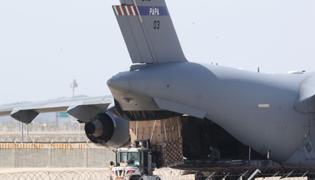 Et C-17 transportfly lastes med smittervernutstyr som skal til Romania. Nå har også det norske forsvaret fått levert utstyr av Nato. Et C-17 transportfly lastes med smittervernutstyr som skal til Romania. Nå har også det norske forsvaret fått levert utstyr av Nato.