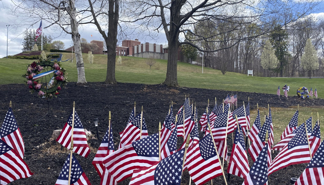 Flagg og blomsterkranser til minne om de avdøde veteranene utenfor pleiehjemmet i Holyoke. Utbruddet er trolig det verste ved en pleieinstitusjon i USA. Flagg og blomsterkranser til minne om de avdøde veteranene utenfor pleiehjemmet i Holyoke. Utbruddet er trolig det verste ved en pleieinstitusjon i USA.