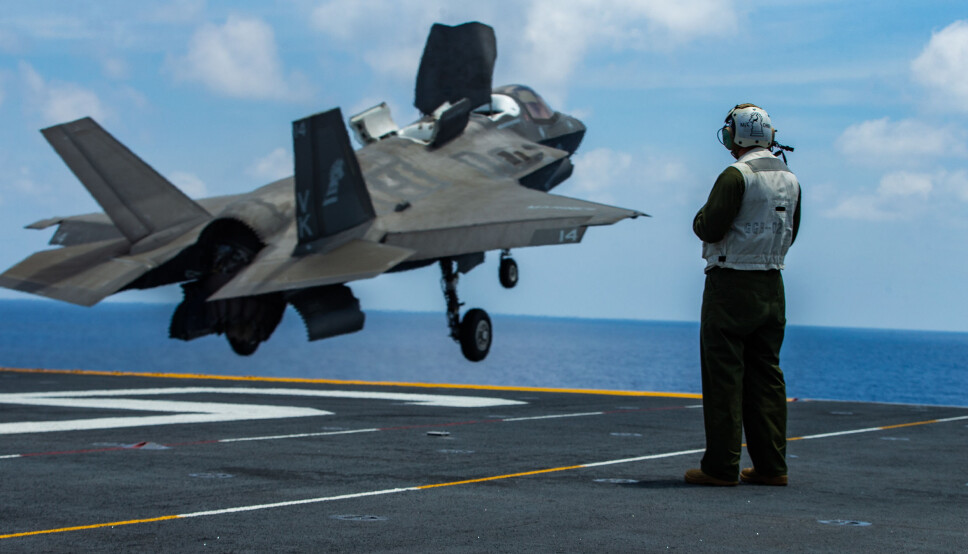 Et F-35B kampfly tar av fra et amfibiekrigsskip i Sør-Kina-havet.
