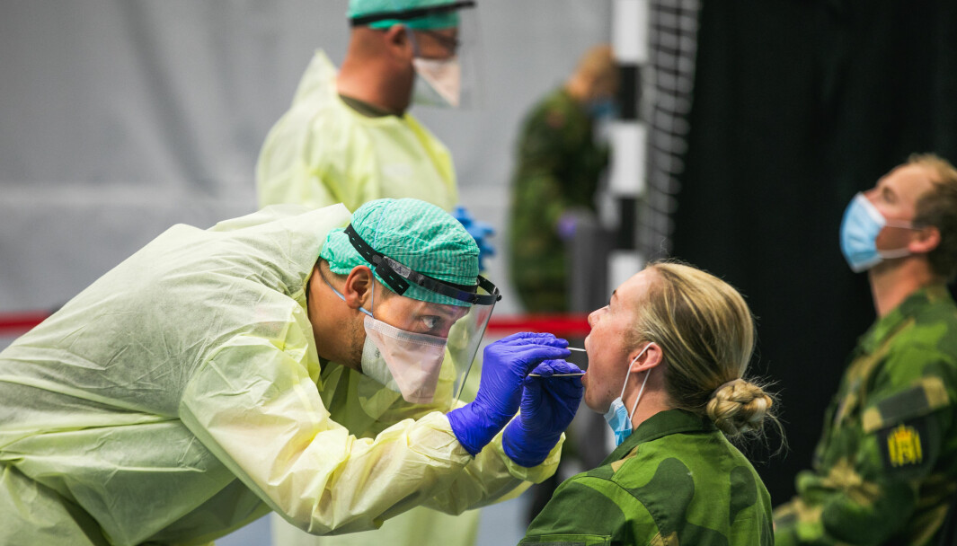 Personell fra Garden blir testet for koronaviruset under innrykk på Terningmoen.