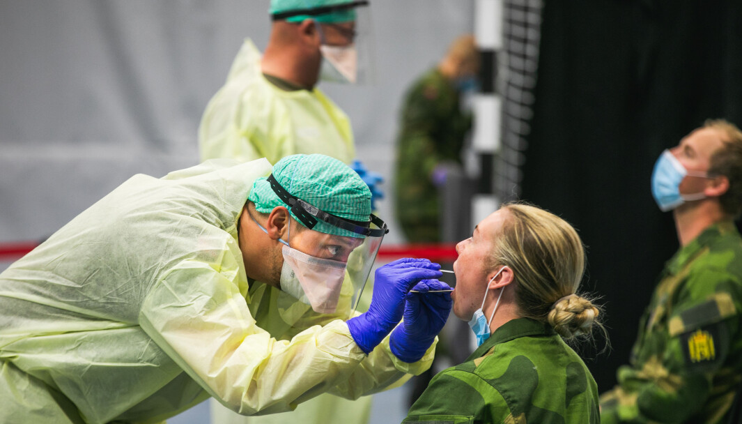 Personell fra Garden blir testet for koronaviruset under innrykk på Terningmoen. Personell fra Garden blir testet for koronaviruset under innrykk på Terningmoen.