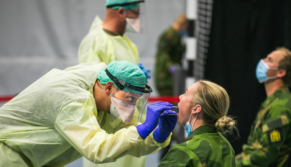 Personell fra Garden blir testet for koronaviruset under innrykk på Terningmoen.