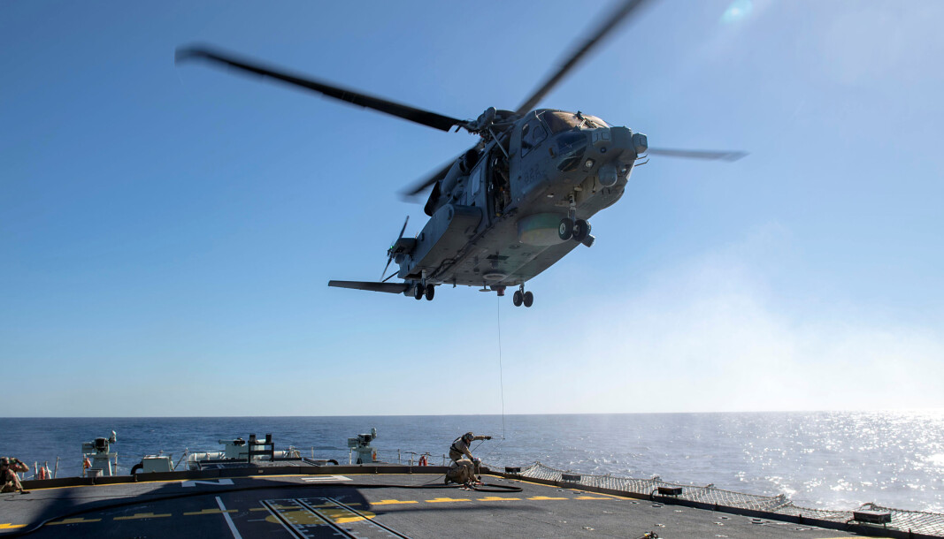 Et CH-148 Cyclone helikopter operer fra HMS Fredericton. Et CH-148 Cyclone helikopter operer fra HMS Fredericton.