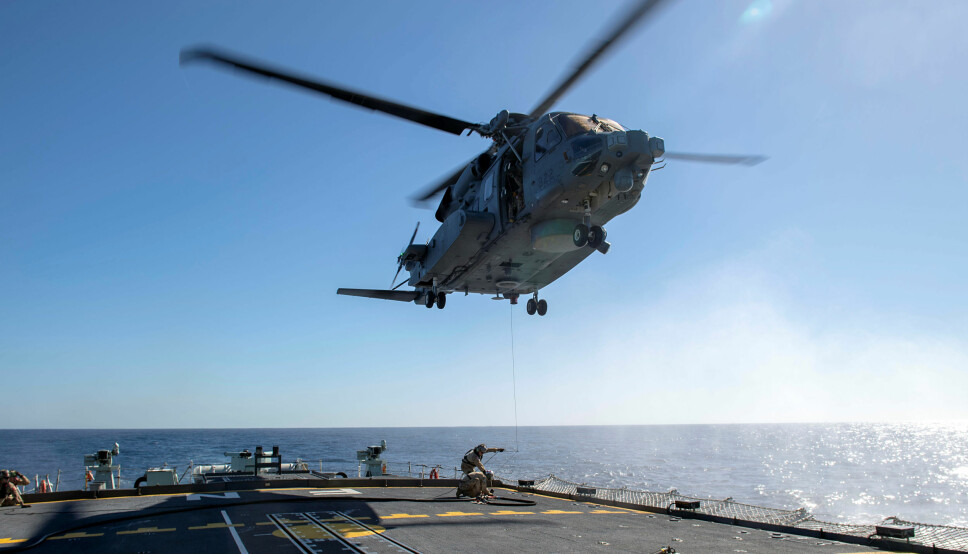Et CH-148 Cyclone helikopter operer fra HMS Fredericton.