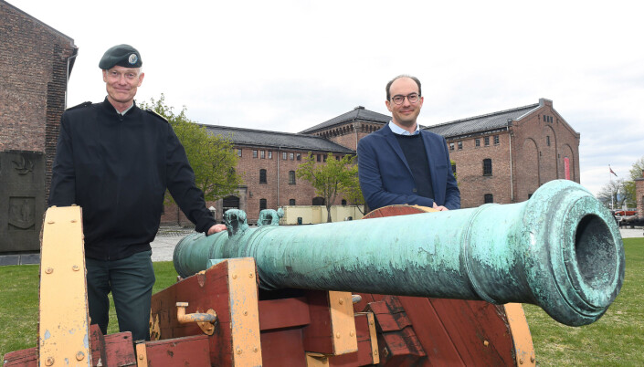 Brigader Arne Opperud og Stian Eisenträger utenfor Fanehallen på Akershus festing. Brigader Arne Opperud og Stian Eisenträger utenfor Fanehallen på Akershus festing.