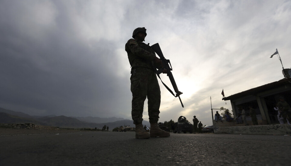 En soldat fra den afghanske nasjonalgarden står vakt ved et sjekkpunkt i Jalalabad, lamgs Kabul highway, øst for Kabul. lørdag 4. april 4, 2020.