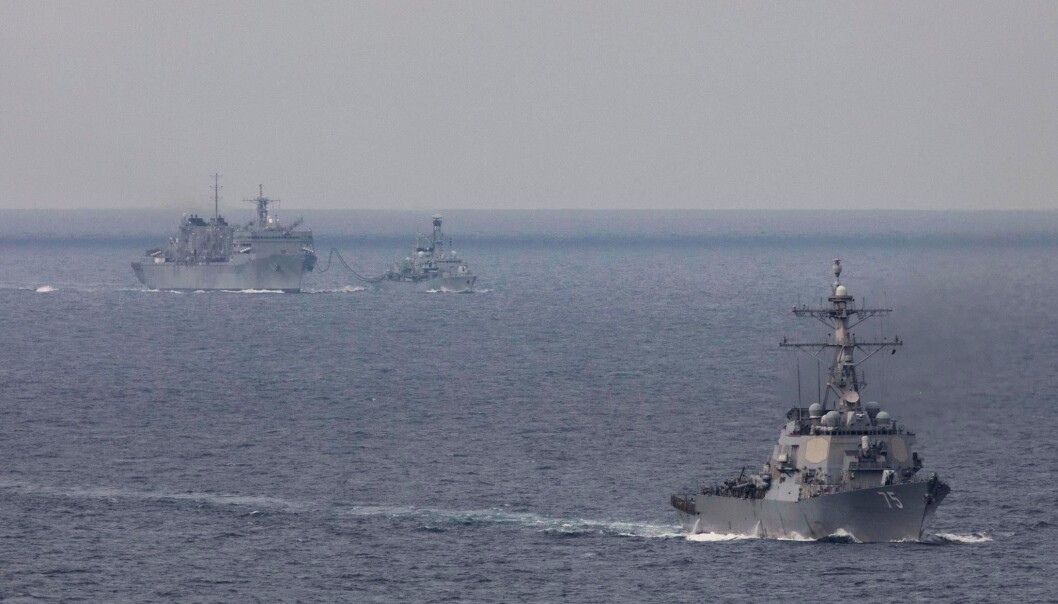 Den britiske fregatten HMS Kent avbildet sammen med amerikanske fartøy under seiling nord for polarsirkelen. Bildet er lagt ut av den amerikanske 6th fleet. Den britiske fregatten HMS Kent avbildet sammen med amerikanske fartøy under seiling nord for polarsirkelen. Bildet er lagt ut av den amerikanske 6th fleet.