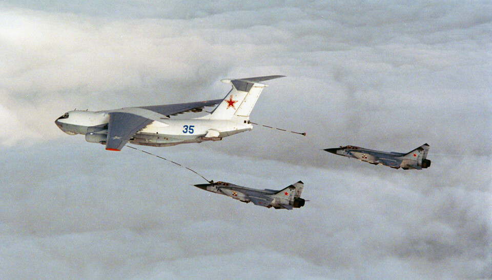 To fly av typen Su-24 Fencer etterfyller fra et Ilyushin Il-78 Midas. Dette udaterte bildet er et illustrasjonsfoto. Forsvarets forum er ikke kjent med om det er disse typene fly som nå er observert.