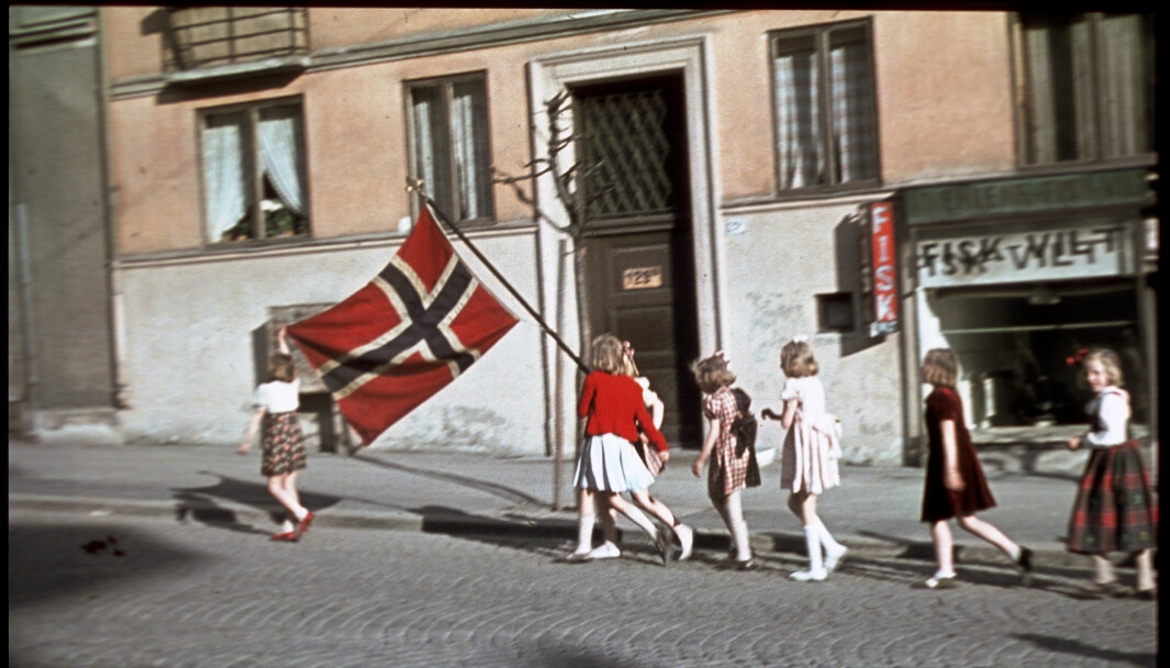 Syv jenter i en barnebursdag fant et norsk flagg og gikk i tog 7. mai 1945 Syv jenter i en barnebursdag fant et norsk flagg og gikk i tog 7. mai 1945