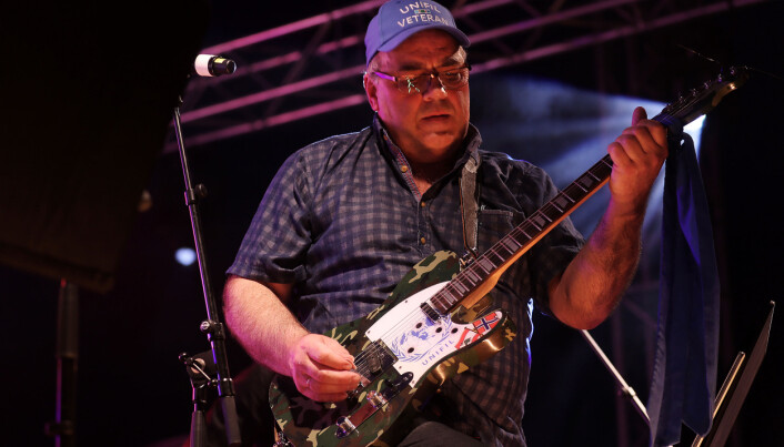 Roy Hovdan er gitarist i Veterans Rock, her fra Unifil-jubileet i 2018. Roy Hovdan er gitarist i Veterans Rock, her fra Unifil-jubileet i 2018.
