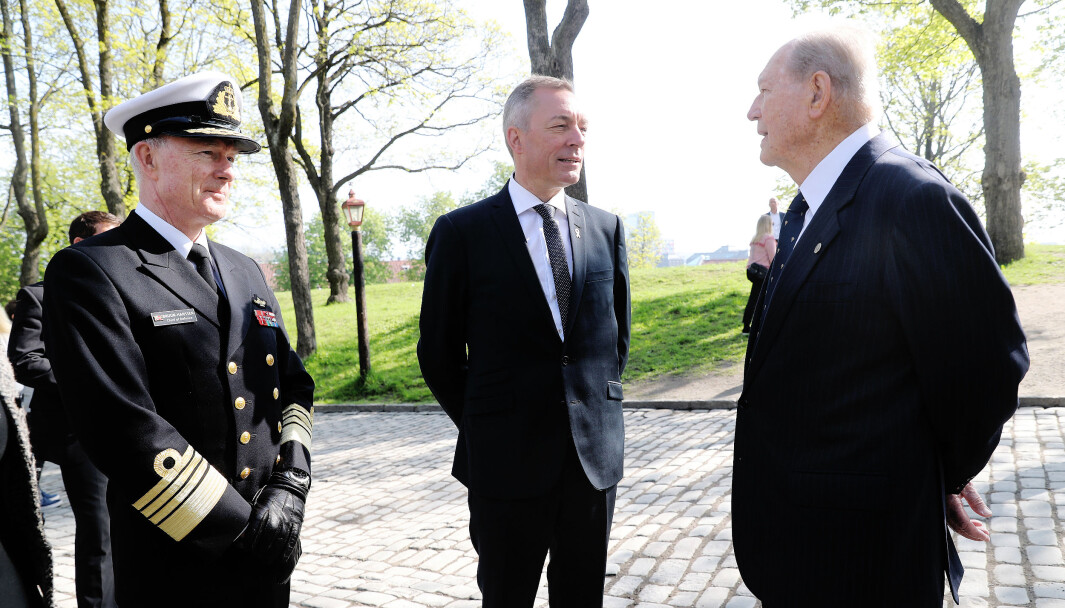 Forsvarssjef Haakon Bruun-Hanssen, forsvarsminister Frank Bakke-Jensen og motstandsmannen Erling Lorentzen ved Retterstedet 8. mai 2018. Forsvarssjef Haakon Bruun-Hanssen, forsvarsminister Frank Bakke-Jensen og motstandsmannen Erling Lorentzen ved Retterstedet 8. mai 2018.