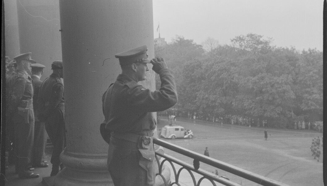Fra Oslo under fredsdagene i 1945. Antakelig 13. mai ved Kronprins Olavs hjemkomst. Kronprins Olav på slottsbalkongen. Fra Oslo under fredsdagene i 1945. Antakelig 13. mai ved Kronprins Olavs hjemkomst. Kronprins Olav på slottsbalkongen.