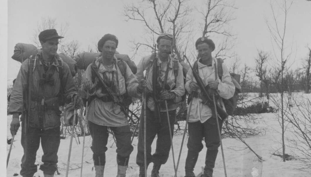 Motstandsgruppa Grebe. Bildet er tatt etter at et sabotasjeoppdrag mot Dovrebanen ble avbrutt på ordre fra London. F.v. Kjell Aubert, Rikard Zeiner-Henriksen, Arne Ratchje og Rolf Øvergaard. Motstandsgruppa Grebe. Bildet er tatt etter at et sabotasjeoppdrag mot Dovrebanen ble avbrutt på ordre fra London. F.v. Kjell Aubert, Rikard Zeiner-Henriksen, Arne Ratchje og Rolf Øvergaard.