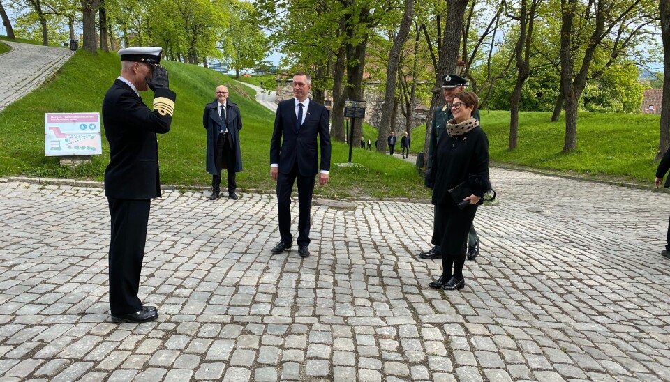 Forsvarssjef Haakon Bruun-Hanssen hilser stortingspresident Tone Wilhelmsen Trøen velkommen. I bakgrunnen står forsvarsminister Frank Bakke-Jensen.