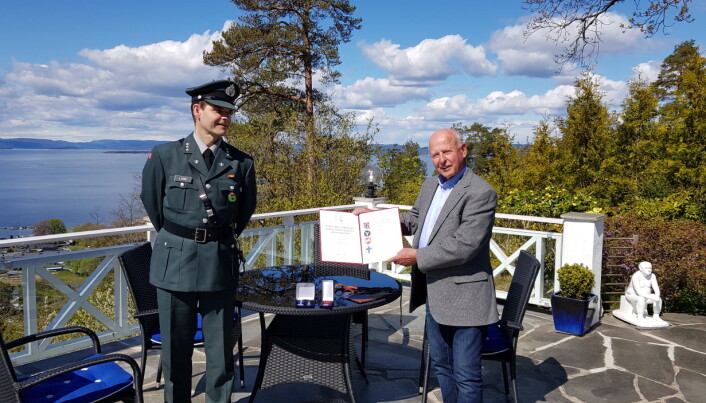 Områdesjef Moss HV, Stig Lande og medaljemottaker Ivar Ernø. I år ble medaljene tildelt ved mottakernes bopel. Områdesjef Moss HV, Stig Lande og medaljemottaker Ivar Ernø. I år ble medaljene tildelt ved mottakernes bopel.