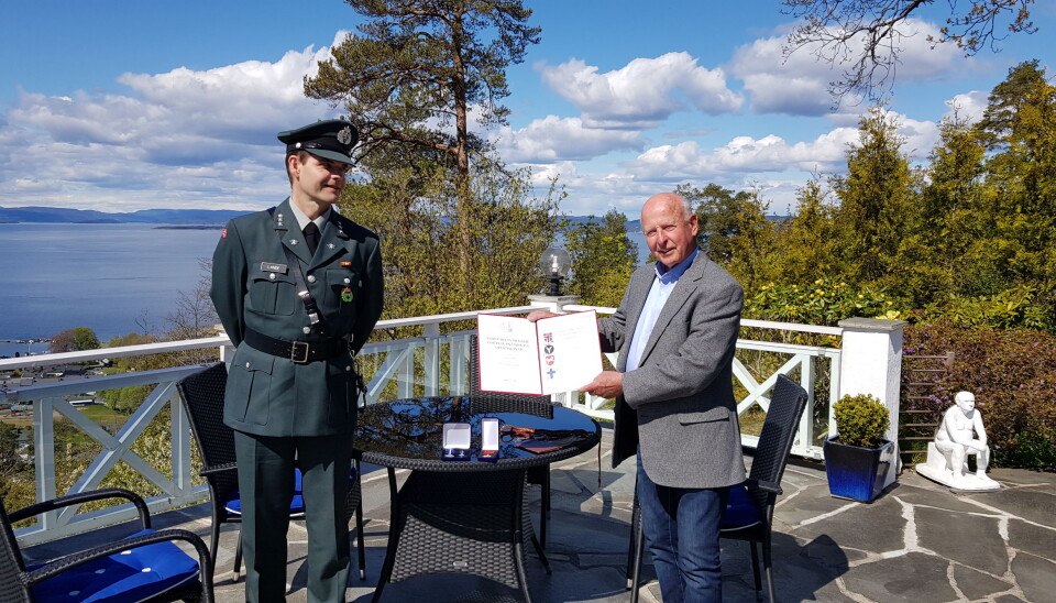 Områdesjef Moss HV, Stig Lande og medaljemottaker Ivar Ernø. I år ble medaljene tildelt ved mottakernes bopel.