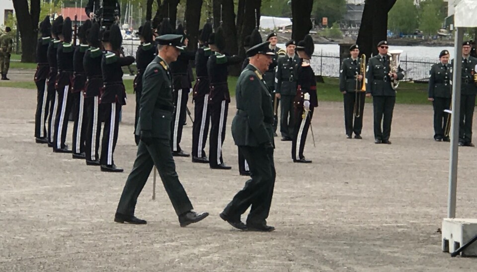 Kong Harald ankommer Akershus festning i anledning frigjørings- og veterandagen.