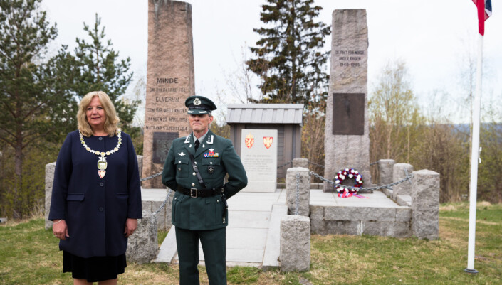 Ordfører Lillian Skjærvik og oberst Jo Haugom, sjef vinterskolen markerte dagen på Elverum. Ordfører Lillian Skjærvik og oberst Jo Haugom, sjef vinterskolen markerte dagen på Elverum.