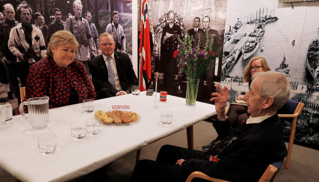 Statsminister Erna Solberg i møte med krigsveteranen Thor Hofsbro. Statsminister Erna Solberg i møte med krigsveteranen Thor Hofsbro.
