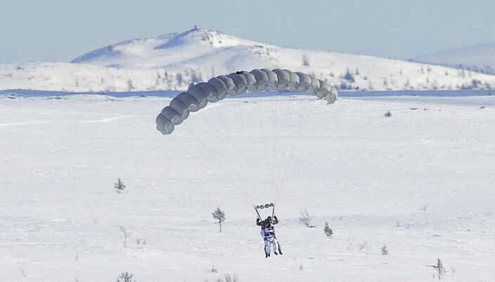 Jo Øvergaard får sitt første fallskjermhopp for å minnes motstandsgruppa Grebe.