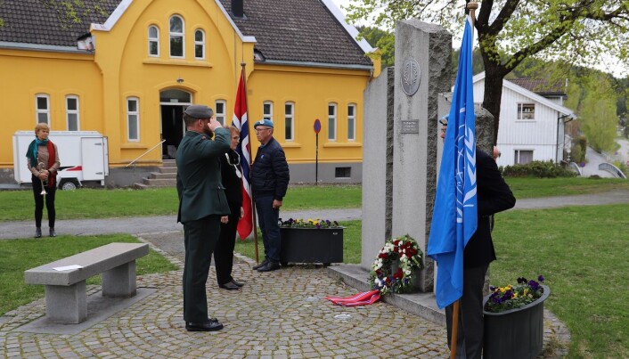 Ordfører i Kongsberg Kari Anne Sand, Sjef HV 03; Morten Sundalen, Sjefssjersjant HV 03 Ole Terje Sannes, leder veteranforeningen I Kongsberg Henning Martiniussen, Flaggvakter er Geir Bergesen og Ragnar Johnsen. Ordfører i Kongsberg Kari Anne Sand, Sjef HV 03; Morten Sundalen, Sjefssjersjant HV 03 Ole Terje Sannes, leder veteranforeningen I Kongsberg Henning Martiniussen, Flaggvakter er Geir Bergesen og Ragnar Johnsen.