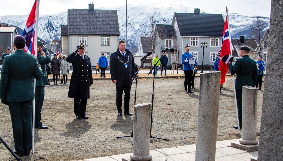Kommandør Jon Ivar Kjellin og ordfører Rune Edvardsen.