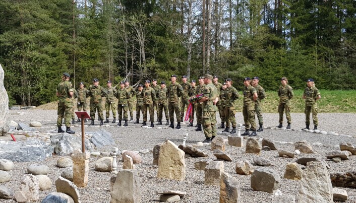 Major Carina Vinterdal ved Forsvarets hundeskole taler 8. mai. Major Carina Vinterdal ved Forsvarets hundeskole taler 8. mai.