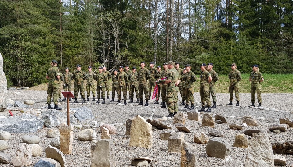 Major Carina Vinterdal ved Forsvarets hundeskole taler 8. mai.