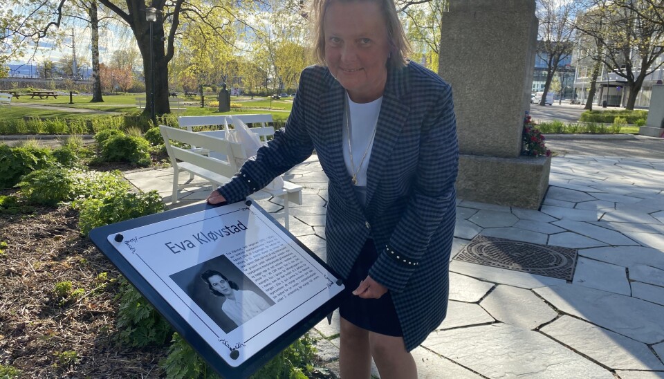 Ellen Kløvstad avduket minneplakett.