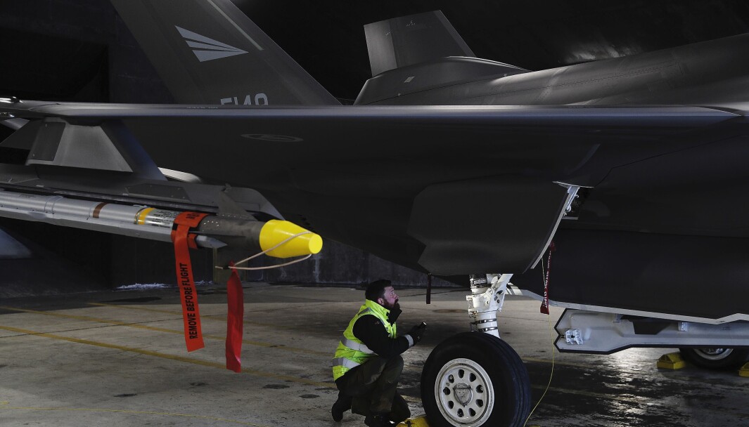 Den amerikanske riksrevisjonen varsler om at F-35 kan stå mer på bakken som følge av svikt i leveransen av deler. Her ser vi teknikere som jobber på norske F-35A under Luftforsvarets Nato-oppdrag Icelandic Air Policing (IAP) Den amerikanske riksrevisjonen varsler om at F-35 kan stå mer på bakken som følge av svikt i leveransen av deler. Her ser vi teknikere som jobber på norske F-35A under Luftforsvarets Nato-oppdrag Icelandic Air Policing (IAP)