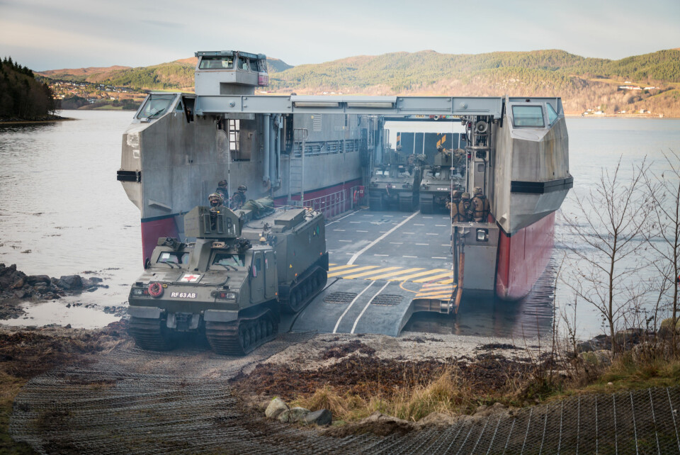 Nederlanske soldater dirigerer landgangen til egne soldater i Kyrksæterøra under Trident Juncture 2018. Foto: Kristian Kapelrud, Forsvaret