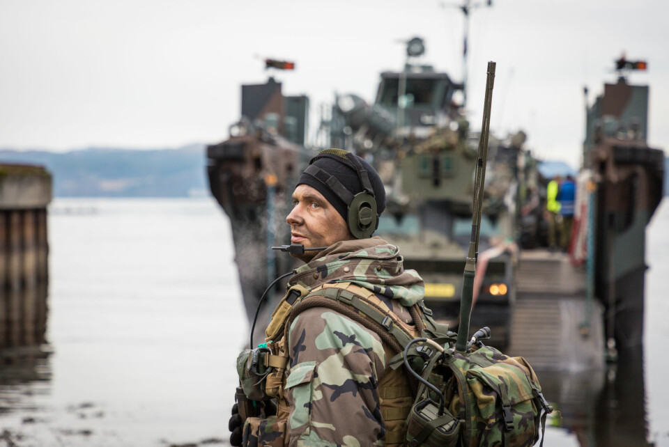 Nederlanske soldater dirigerer landgangen til egne soldater i Kyrksæterøra under Trident Juncture 2018. Foto: Kristian Kapelrud, Forsvaret