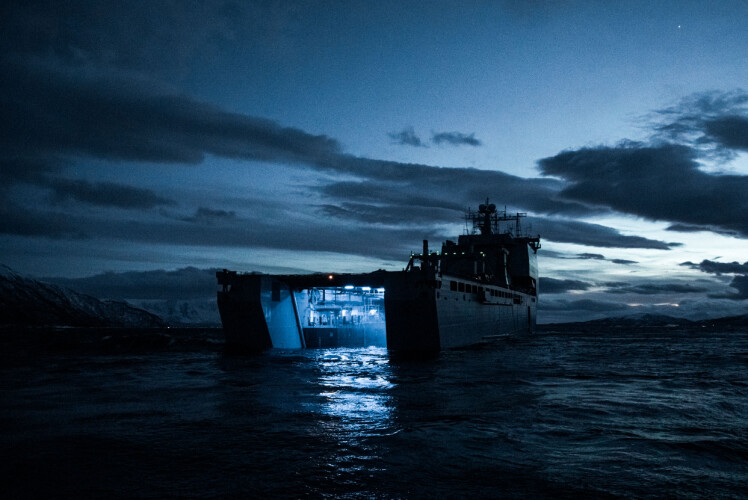 Det britiske amfibiekrigsskipet, Lyme Bay, under øvelse Cold Response 2020. Foto: Emil Wenaas Larsen, Forsvaret