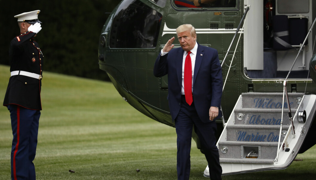 USAs president Donald Trump hilser en vakt i det han ankommer Det hvite hus 21. mai.