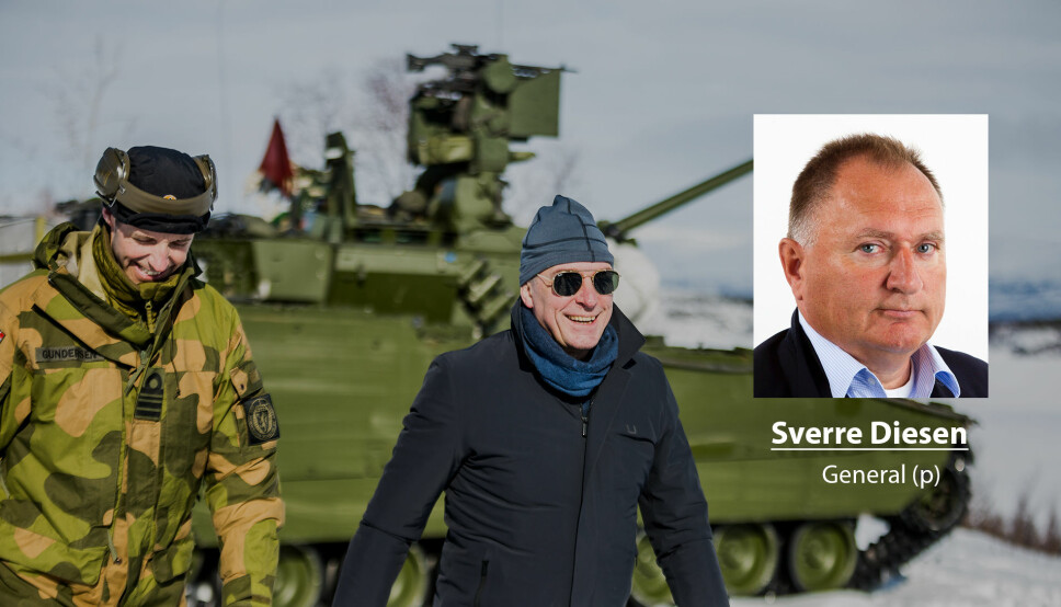 Sverre Diesen avviser at regjeringen utvikler Forsvaret i hans bilde. Her ser vi forsvarsminister Frank Bakke-Jensen under et besøk i Finnmark.