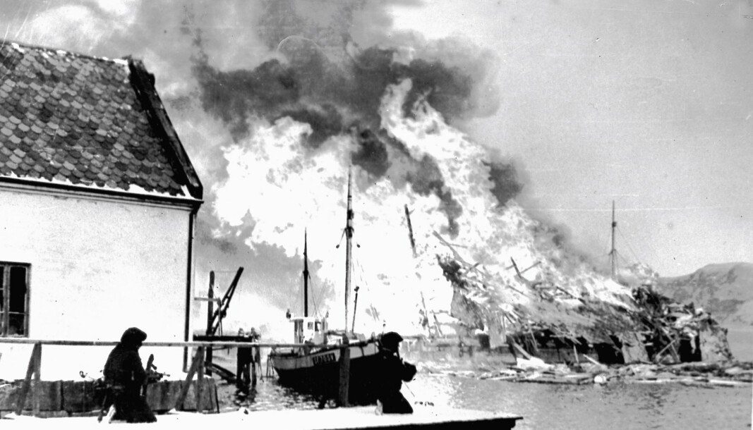 Oljelager i brann i Måløy. Oljelager i brann i Måløy.