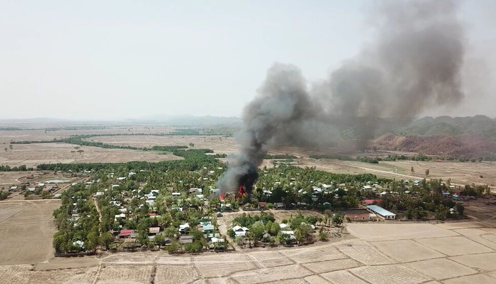 Regjeringsstyrkene i Myanmar har selv offentliggjort dette bildet av en brann i landsbyen Let Kar 16. mai. Ifølge hæren var det opprørsgruppen AA som sto bak ødeleggelsen av landsbyen.